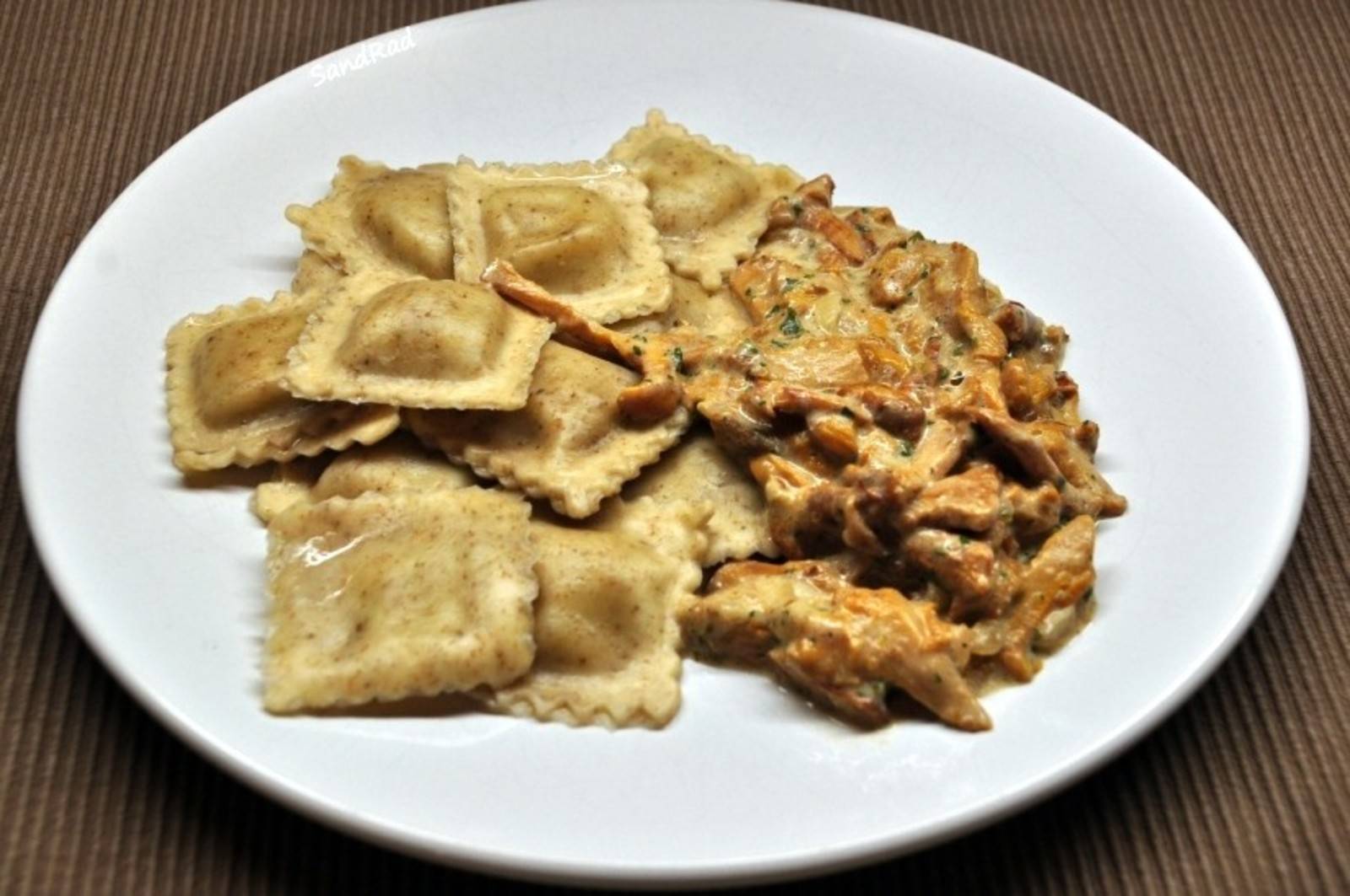 Ravioli mit Schwammerlsauce Rezept - ichkoche.de Ravioli mit Schwammerlsauce Rezept - ichkoche.de