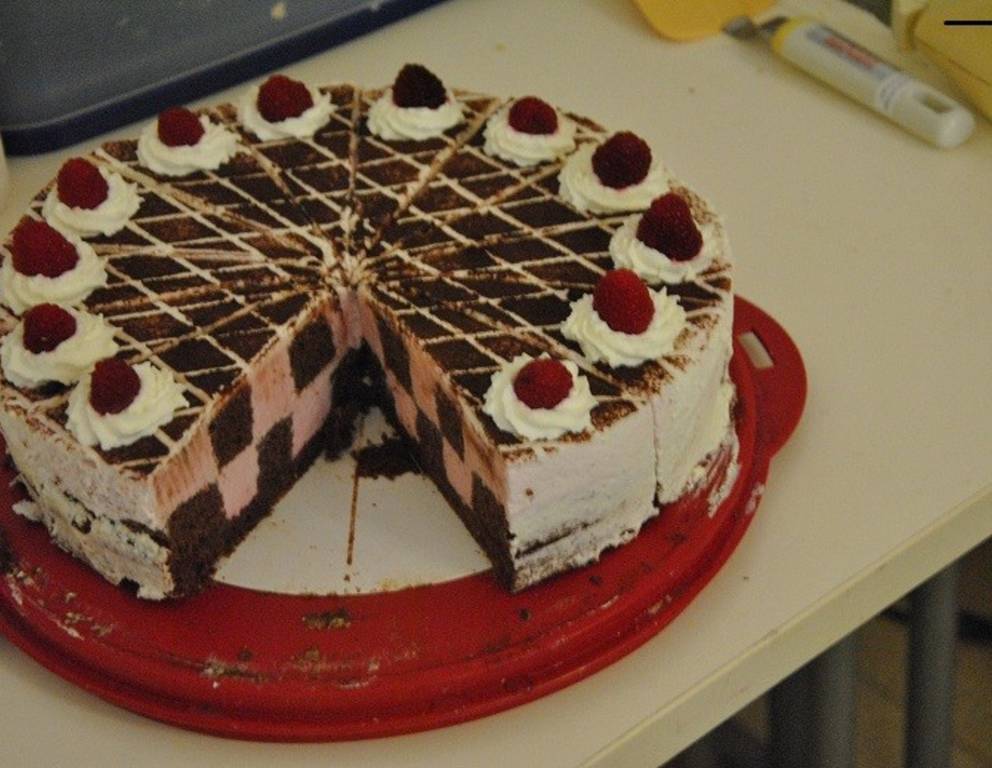 Schachbretttorte mit Himbeercreme Schachbretttorte mit Himbeercreme