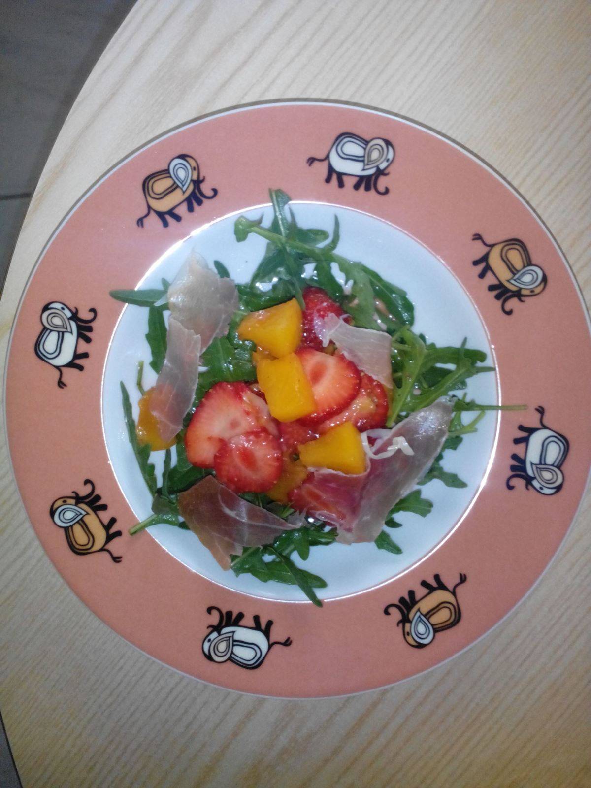 Rucola-Erdbeer-Khaki-Salat