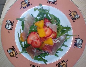 Rucola-Erdbeer-Khaki-Salat