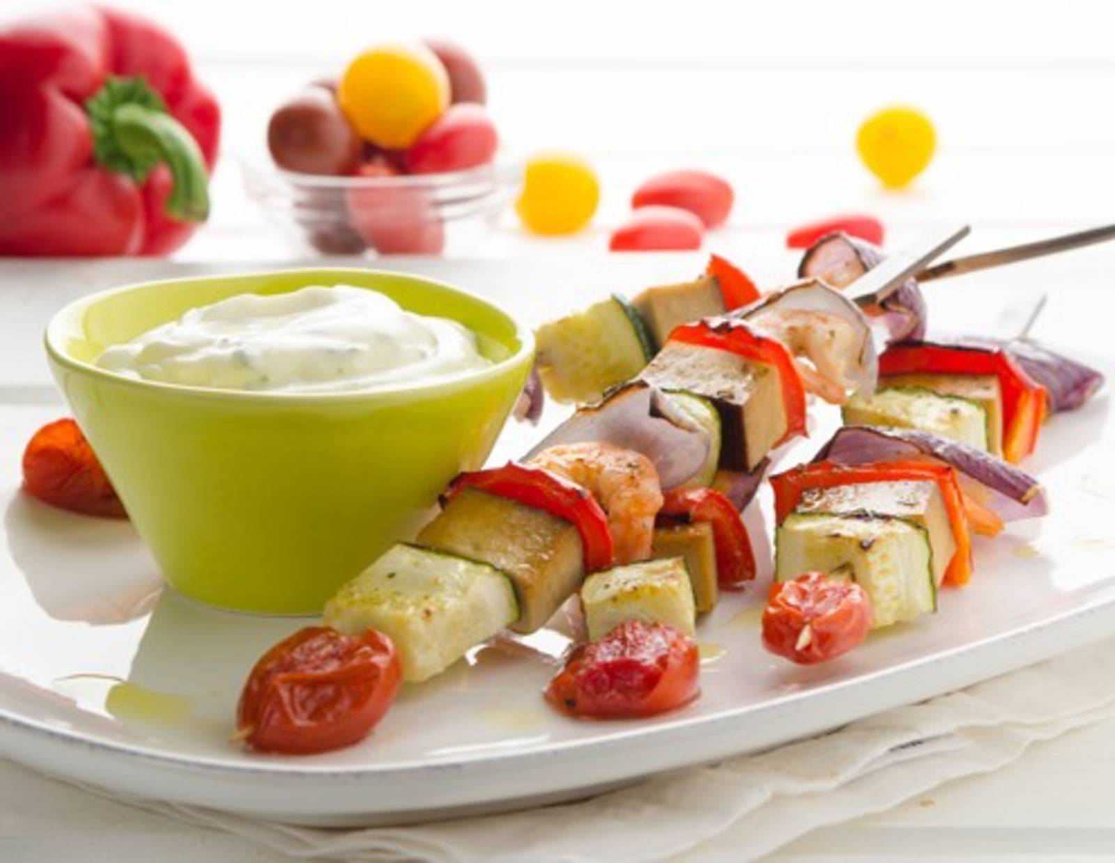 Gegrillte Gemüsespieße mit Joghurt-Knoblauch-Dressing Rezept
