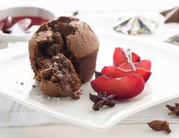 Warmer Schokoladenkuchen mit Kardamom-Zwetschken Warmer Schokoladenkuchen mit Kardamom-Zwetschken