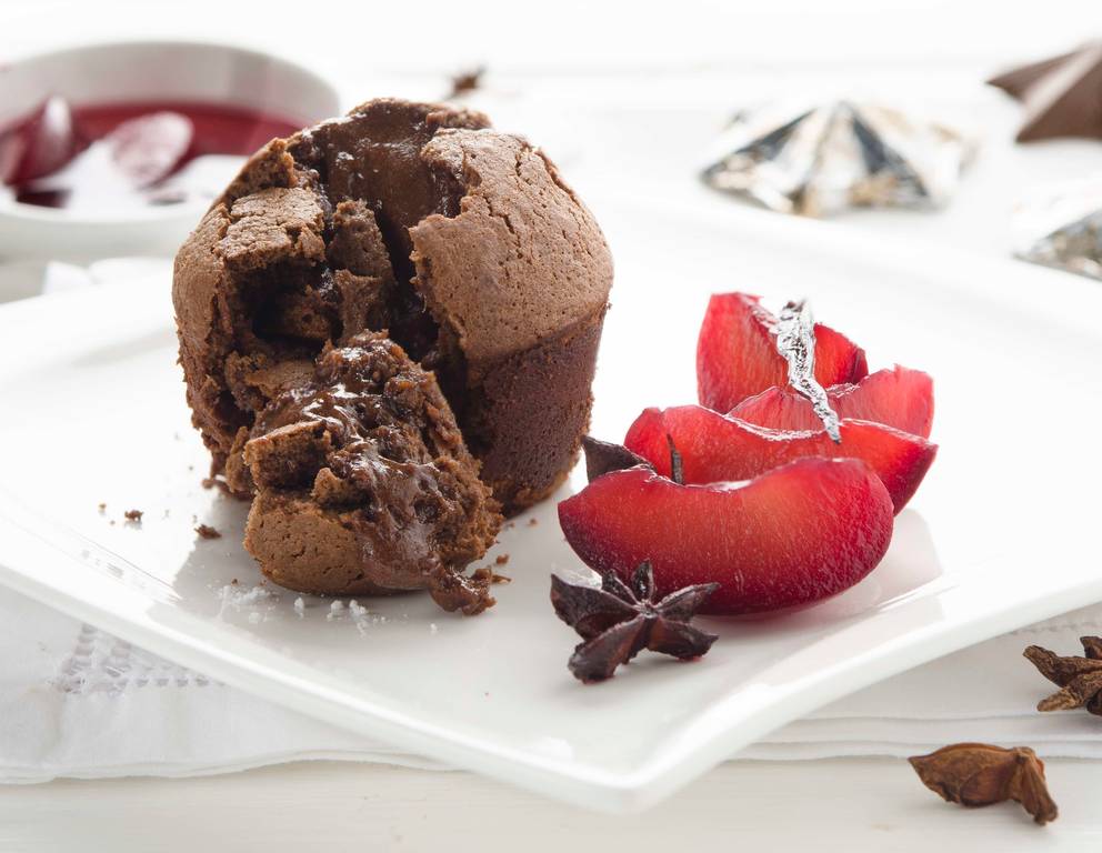 Warmer Schokoladenkuchen mit Kardamom-Zwetschken Warmer Schokoladenkuchen mit Kardamom-Zwetschken