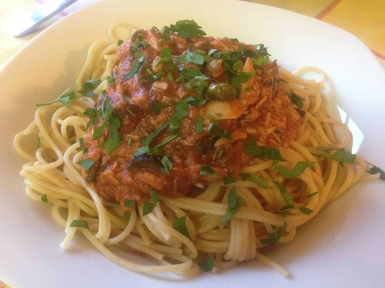 Spaghetti mit Thunfisch-Oliven-Kapernsauce