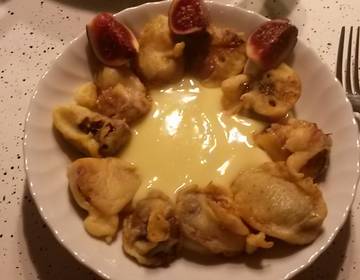 Schokoladen-Beignets von frischen Feigen in Vanille-Kardamom-Soße Schokoladen-Beignets von frischen Feigen in Vanille-Kardamom-Soße