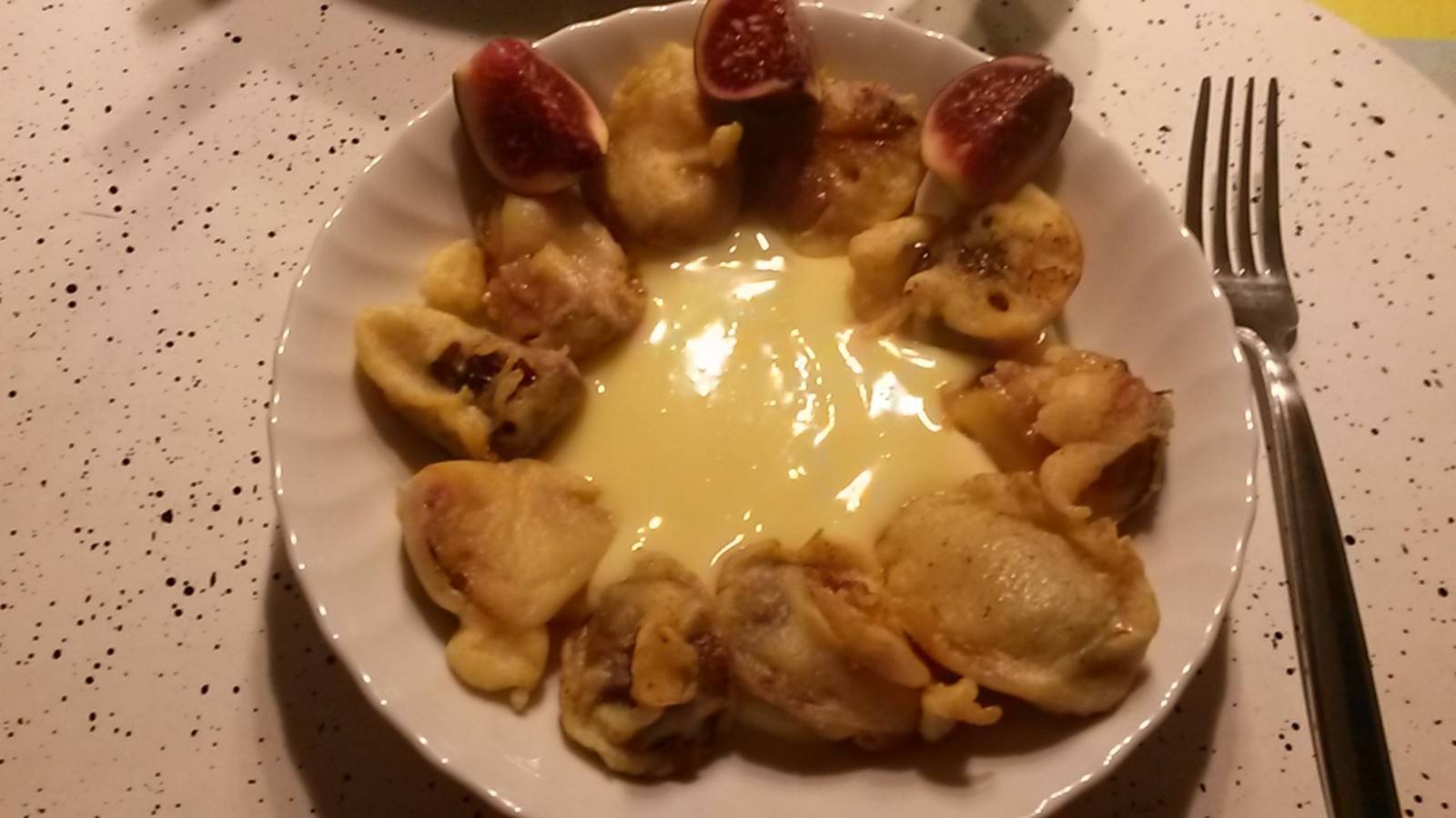Schokoladen-Beignets von frischen Feigen in Vanille-Kardamom-Soße ... Schokoladen-Beignets von frischen Feigen in Vanille-Kardamom-Soße ...