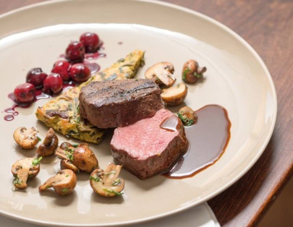 Rosa Hirschsteak mit Pilzen Rosa Hirschsteak mit Pilzen