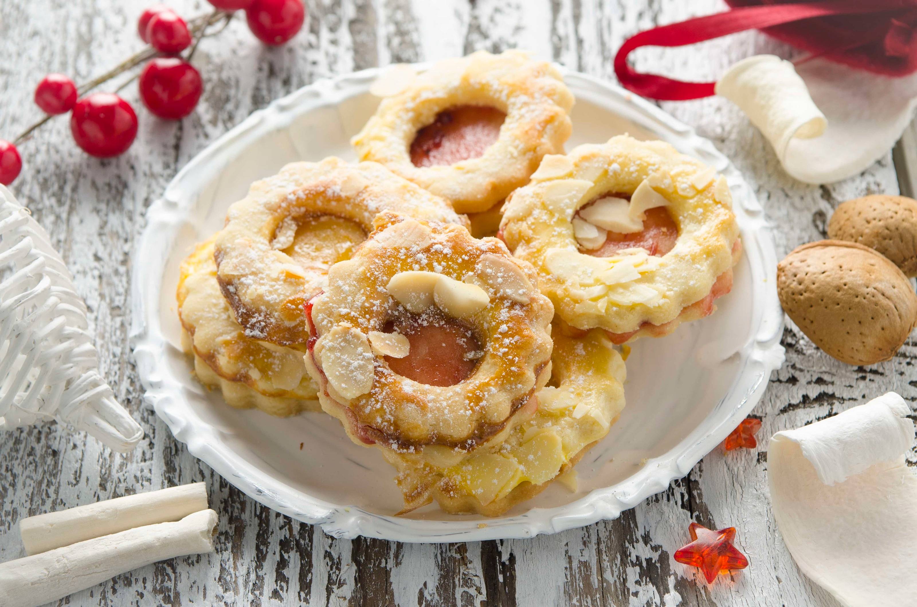 Mandelringe mit Marillenmarmelade