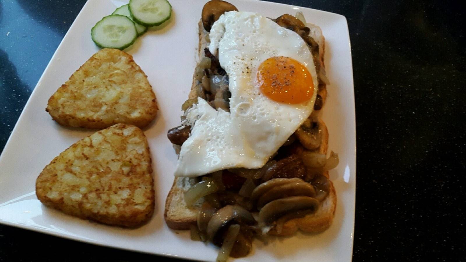 Schnitzel-Schwammerltoast mit Ei Rezept - ichkoche.at Schnitzel-Schwammerltoast mit Ei Rezept - ichkoche.at