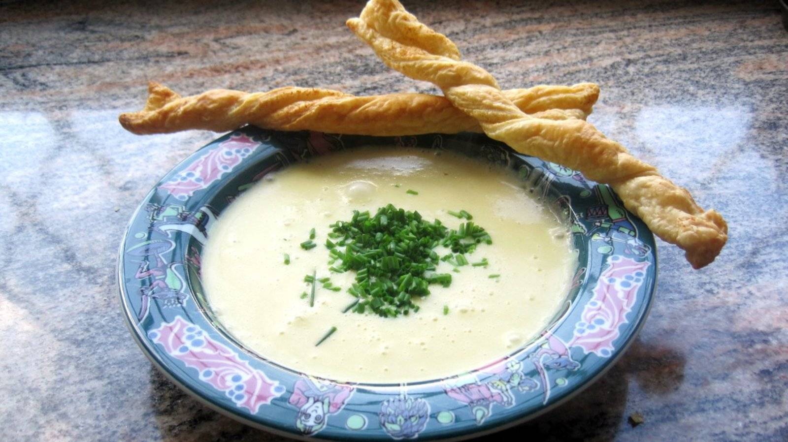 Knoblauchcremesuppe mit Knoblauchsticks Rezept - ichkoche.de Knoblauchcremesuppe mit Knoblauchsticks Rezept - ichkoche.de