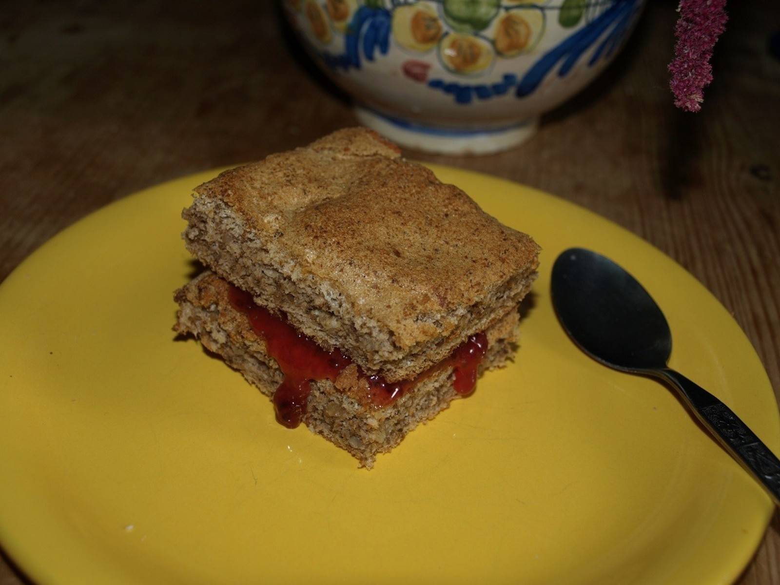 Schneller Nusskuchen mit Ribiselmarmelade Rezept - ichkoche.de