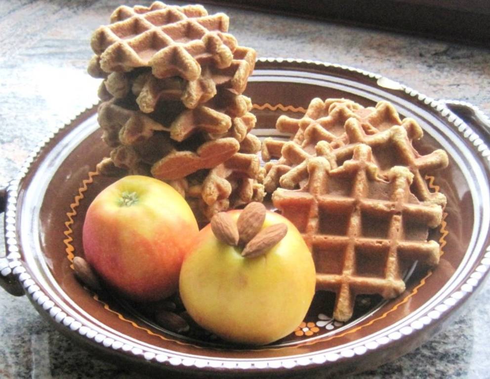 Waffeln mit Apfelmus und Mandeln Waffeln mit Apfelmus und Mandeln
