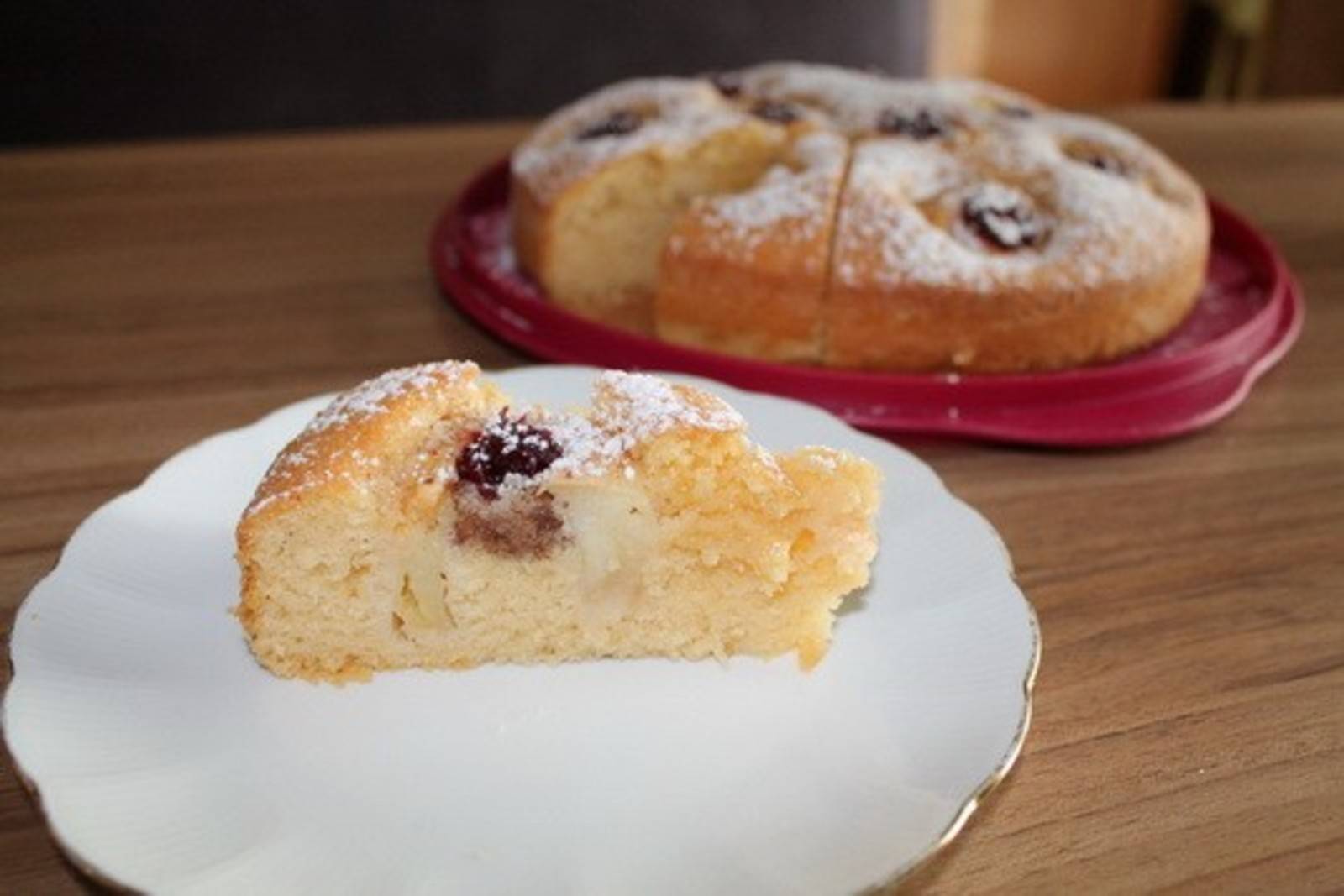 Apfelkuchen mit Mandel-Preiselbeerfüllung