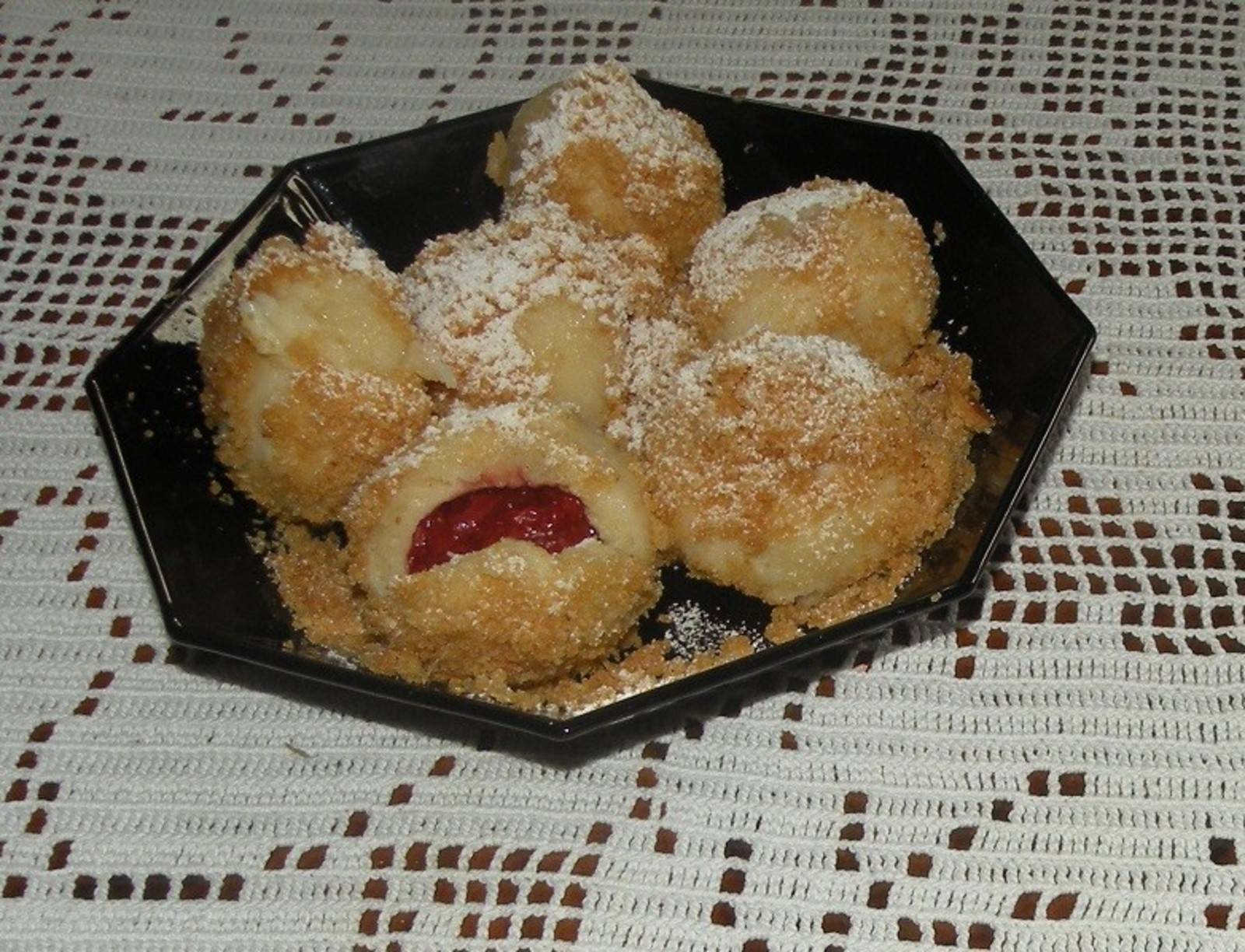 Erdbeerknödel mit Haselnuss-Butterbrösel