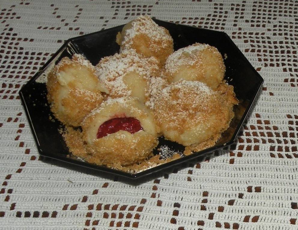 Erdbeerknödel mit Haselnuss-Butterbrösel Erdbeerknödel mit Haselnuss-Butterbrösel