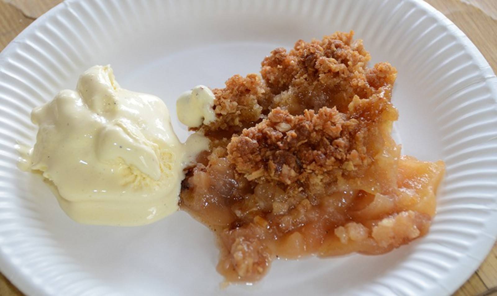 Apple Crumble mit Vanille-Eis Rezept - ichkoche.de Apple Crumble mit Vanille-Eis Rezept - ichkoche.de