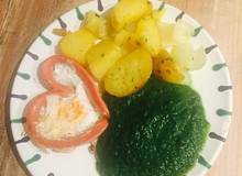 Cremespinat mit Braterdäpfel und Ei im Würstelherz Cremespinat mit Braterdäpfel und Ei im Würstelherz