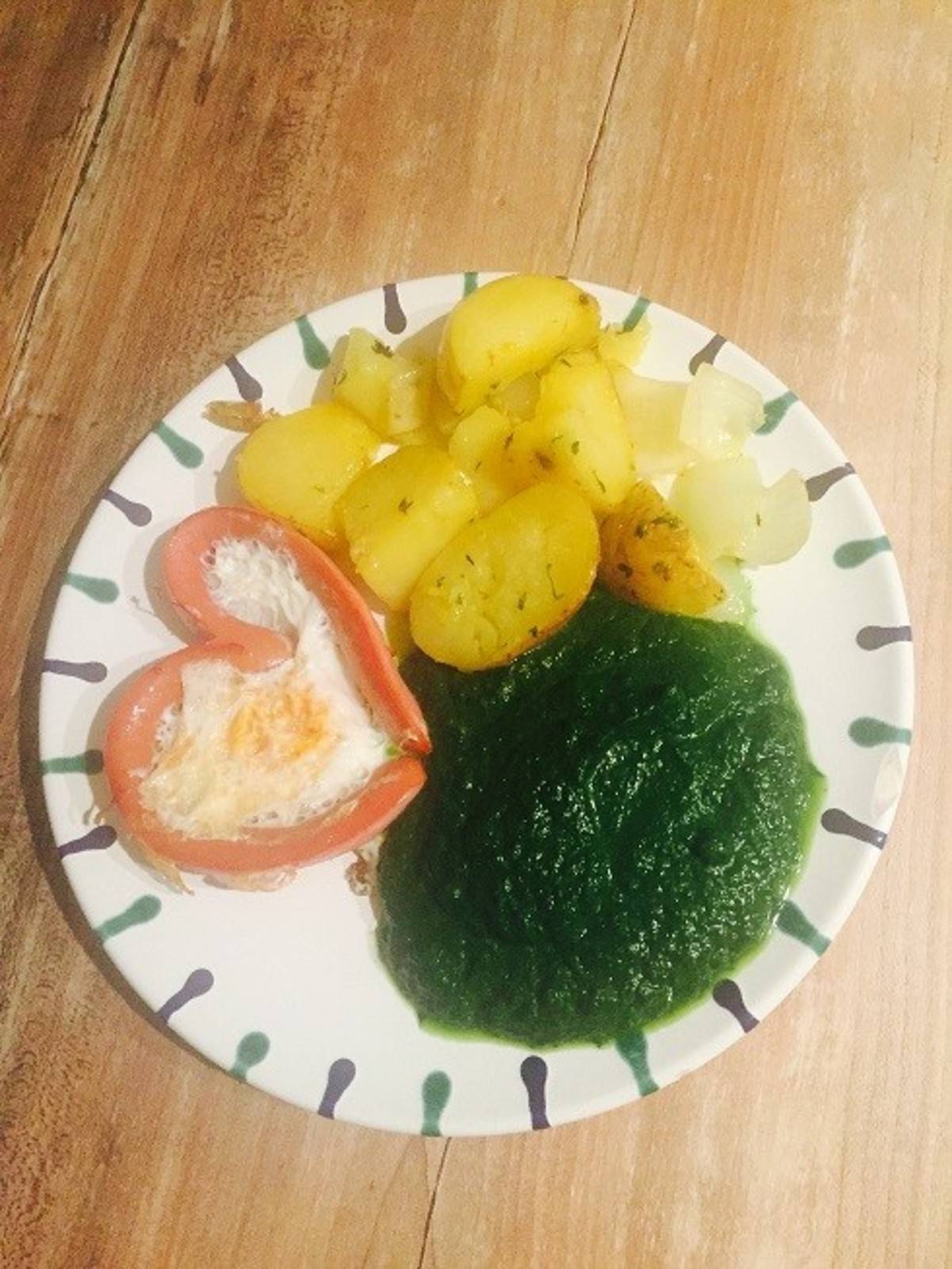 Cremespinat mit Braterdäpfel und Ei im Würstelherz Rezept - ichkoche.de Cremespinat mit Braterdäpfel und Ei im Würstelherz Rezept - ichkoche.de