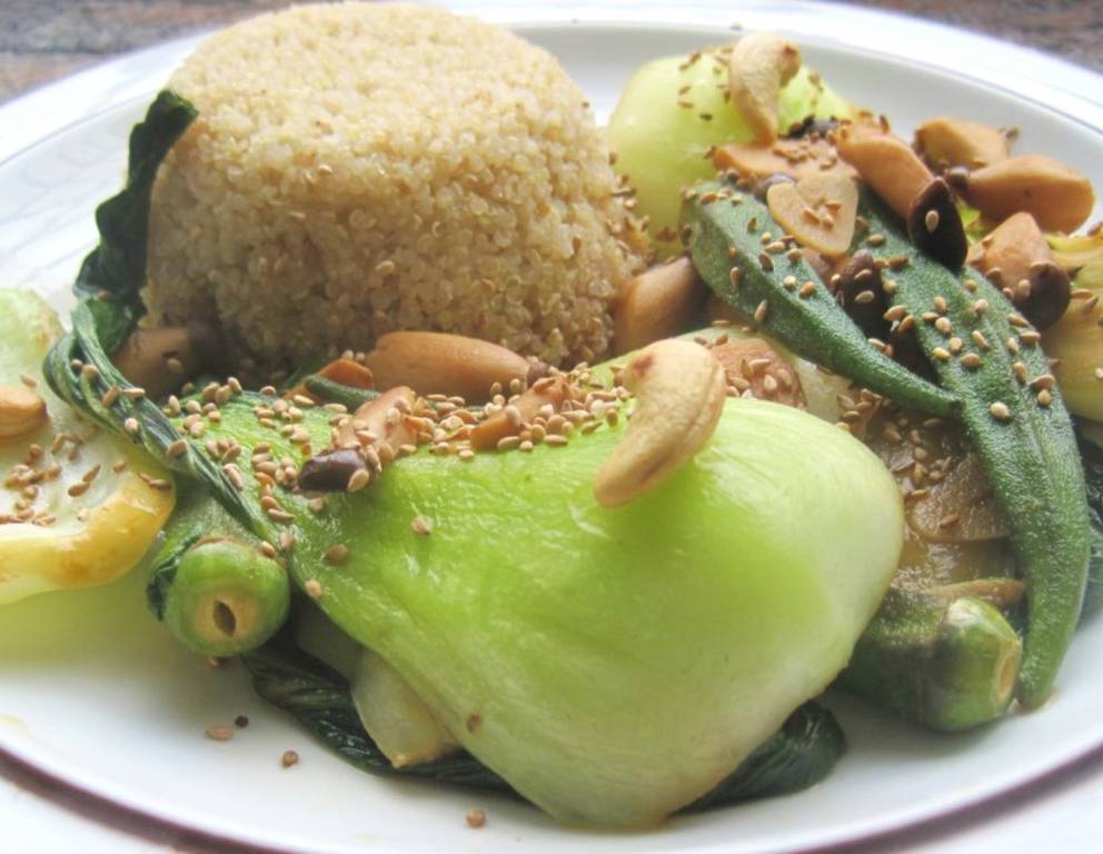 Pak Choi mit Okraschoten und Kräuterseitlingen Pak Choi mit Okraschoten und Kräuterseitlingen