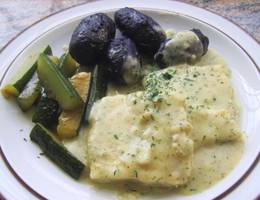 Fisch in Senfsauce mit Gurken und Erdäpfeln aus dem Druckkochtopf Fisch in Senfsauce mit Gurken und Erdäpfeln aus dem Druckkochtopf