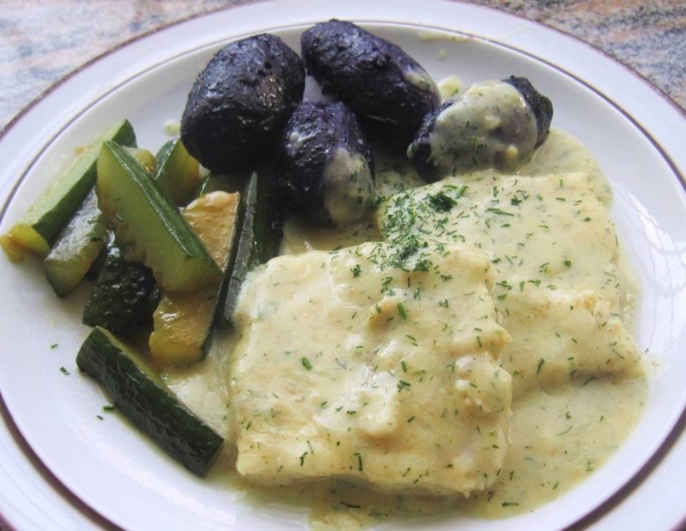 Fisch in Senfsauce mit Gurken und Erdäpfeln aus dem Druckkochtopf Fisch in Senfsauce mit Gurken und Erdäpfeln aus dem Druckkochtopf
