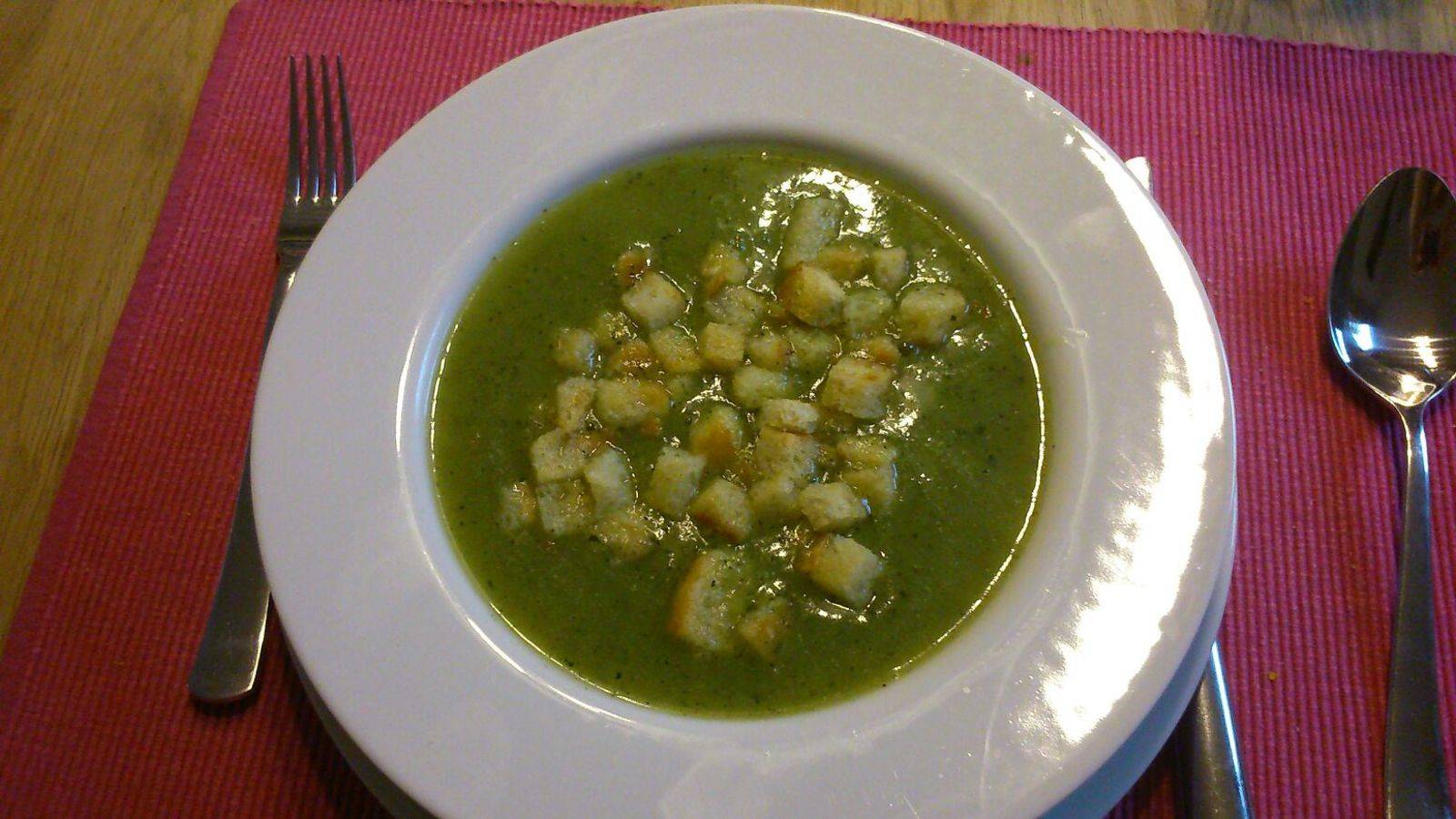 Zucchini-Ingwersuppe mit Croûtons
