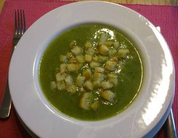 Zucchini-Ingwersuppe mit Croûtons