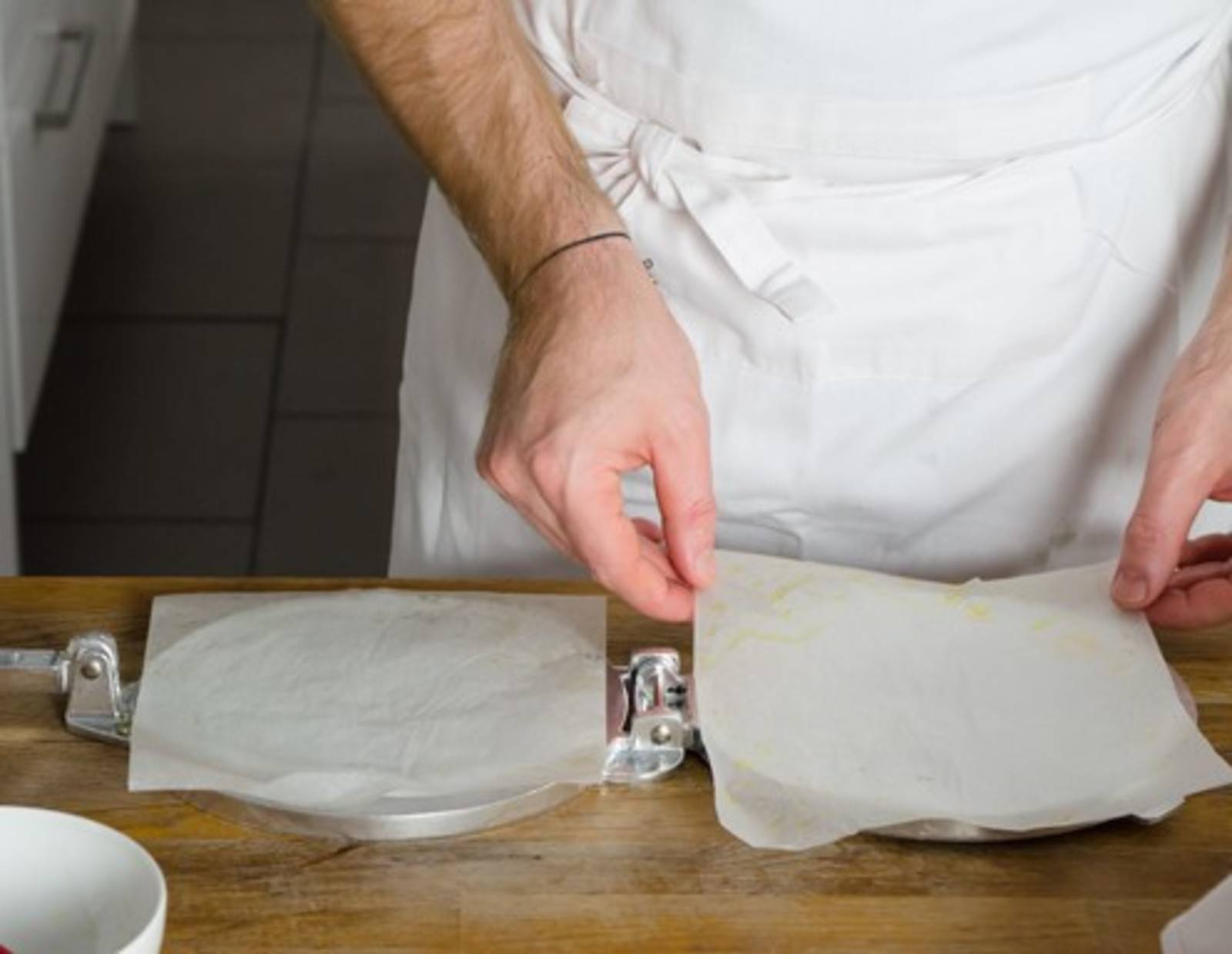 Schritt 9: Die Tortillapresse mit Backpapier auslegen.