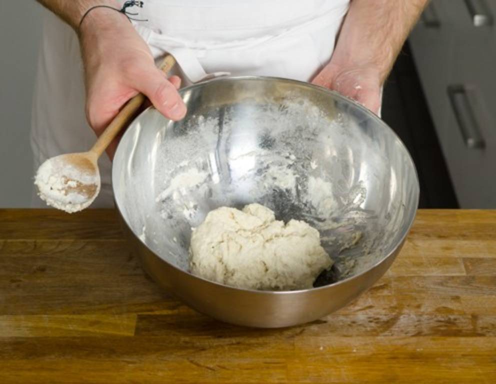 Schritt 8: Der Teig soll sich vom Schüsselrand lösen. Schritt 8: Der Teig soll sich vom Schüsselrand lösen.