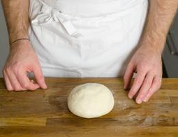 Schritt 10: Teig zu einer glatten Kugel formen.  Schritt 10: Teig zu einer glatten Kugel formen.