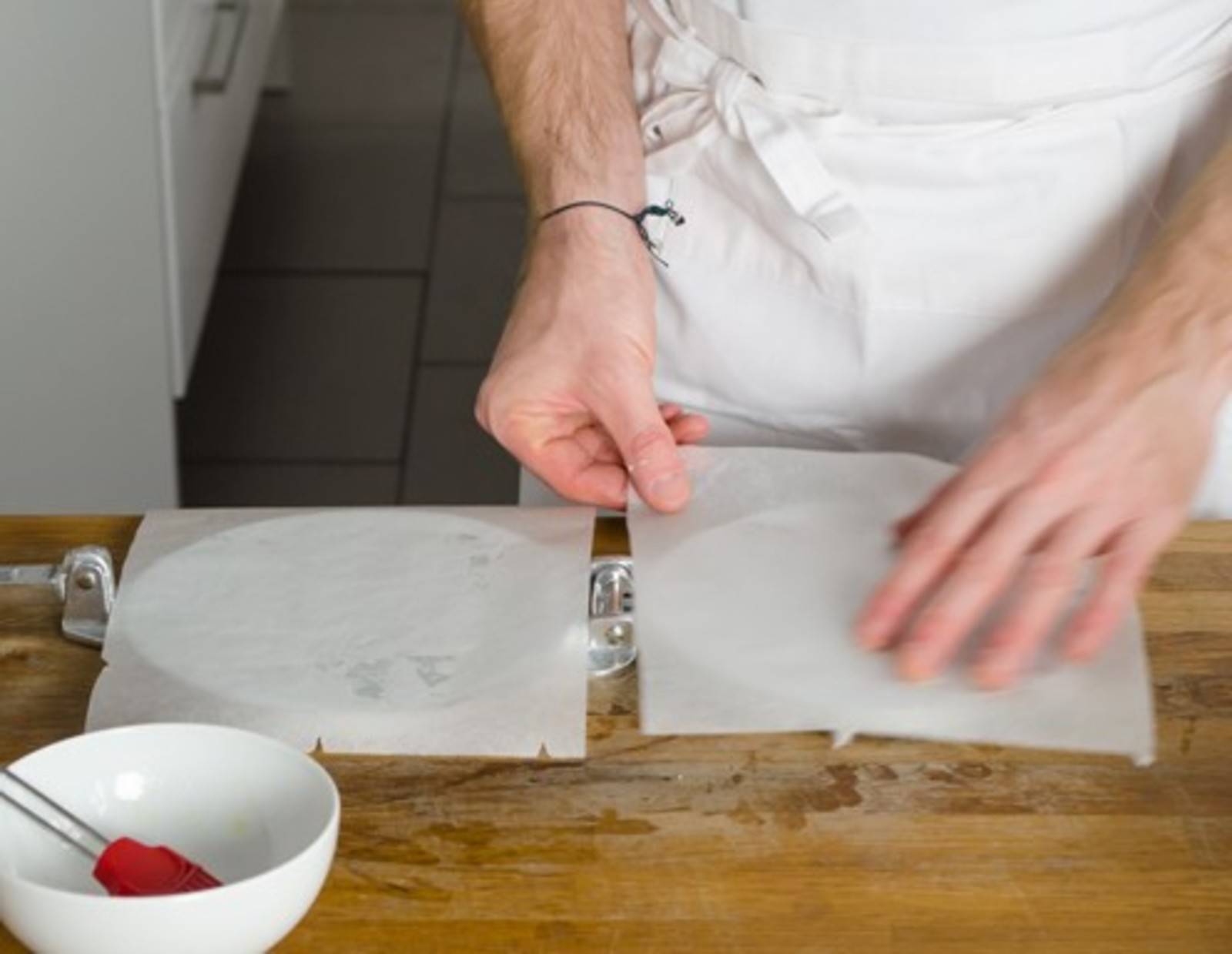 Schritt 11: Die Tortillapresse mit Backpapier auslegen.