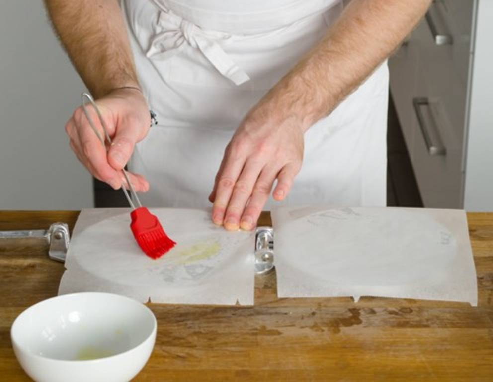Schritt 12: Das Backpapier mit Öl einpinseln. Schritt 12: Das Backpapier mit Öl einpinseln.