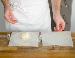 Schritt 13: Ein Teigkügelchen in die Tortillapresse legen. Schritt 13: Ein Teigkügelchen in die Tortillapresse legen.