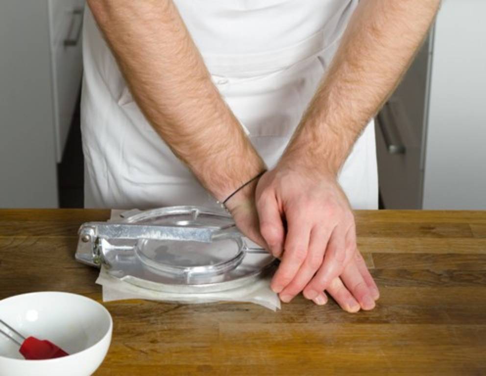 Schritt 15: Den Teig mit der Tortillapresse vorsichtig flach drücken. Schritt 15: Den Teig mit der Tortillapresse vorsichtig flach drücken.