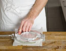Schritt 16: Die Tortillapresse zur Gänze schließen. Schritt 16: Die Tortillapresse zur Gänze schließen.