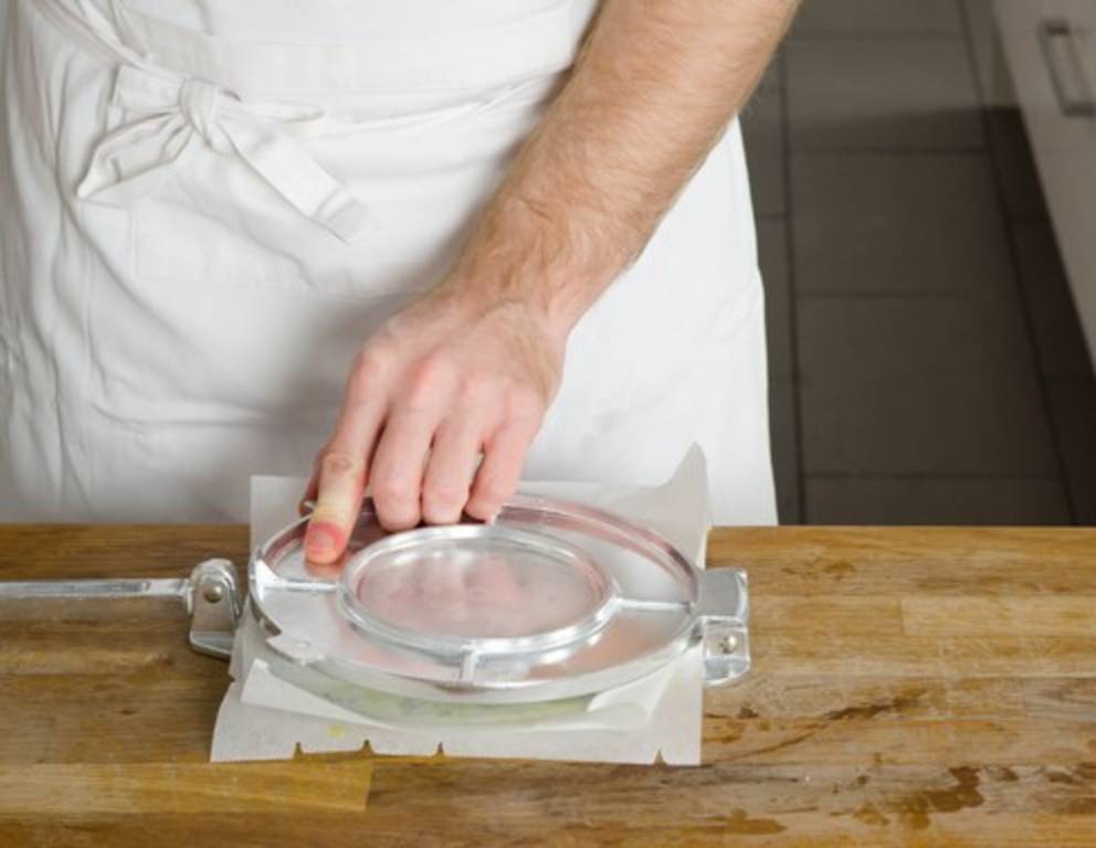 Schritt 16: Die Tortillapresse zur Gänze schließen. Schritt 16: Die Tortillapresse zur Gänze schließen.