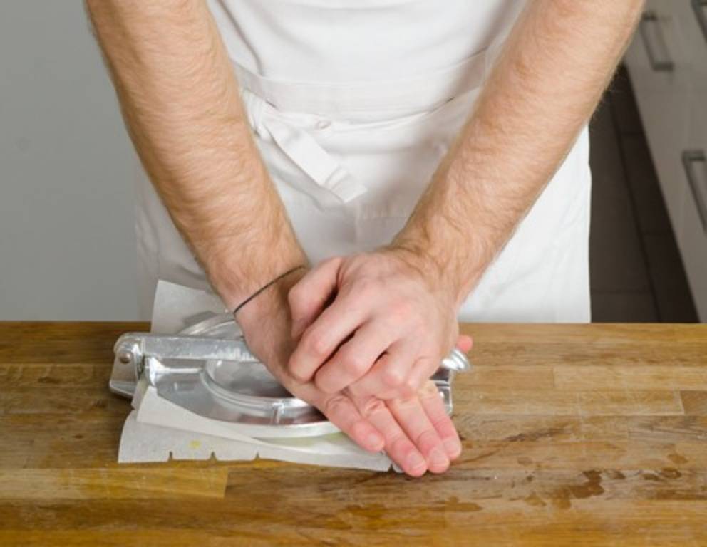 Schritt 17: Nun die Tortillapresse fest zusammendrücken. Schritt 17: Nun die Tortillapresse fest zusammendrücken.