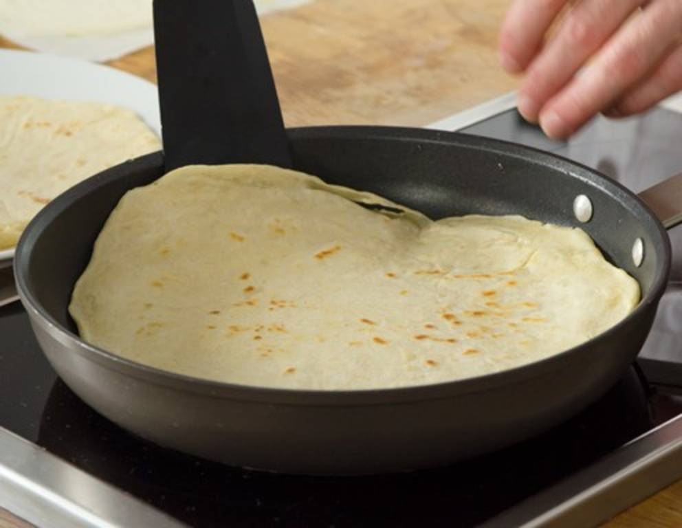Schritt 22: Die Tortilla auch von der zweiten Seite anbraten. Schritt 22: Die Tortilla auch von der zweiten Seite anbraten.
