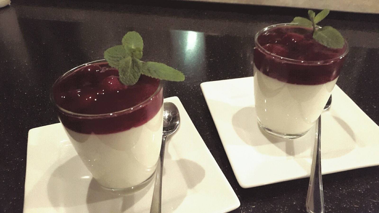Creme Dessert mit roter Grütze