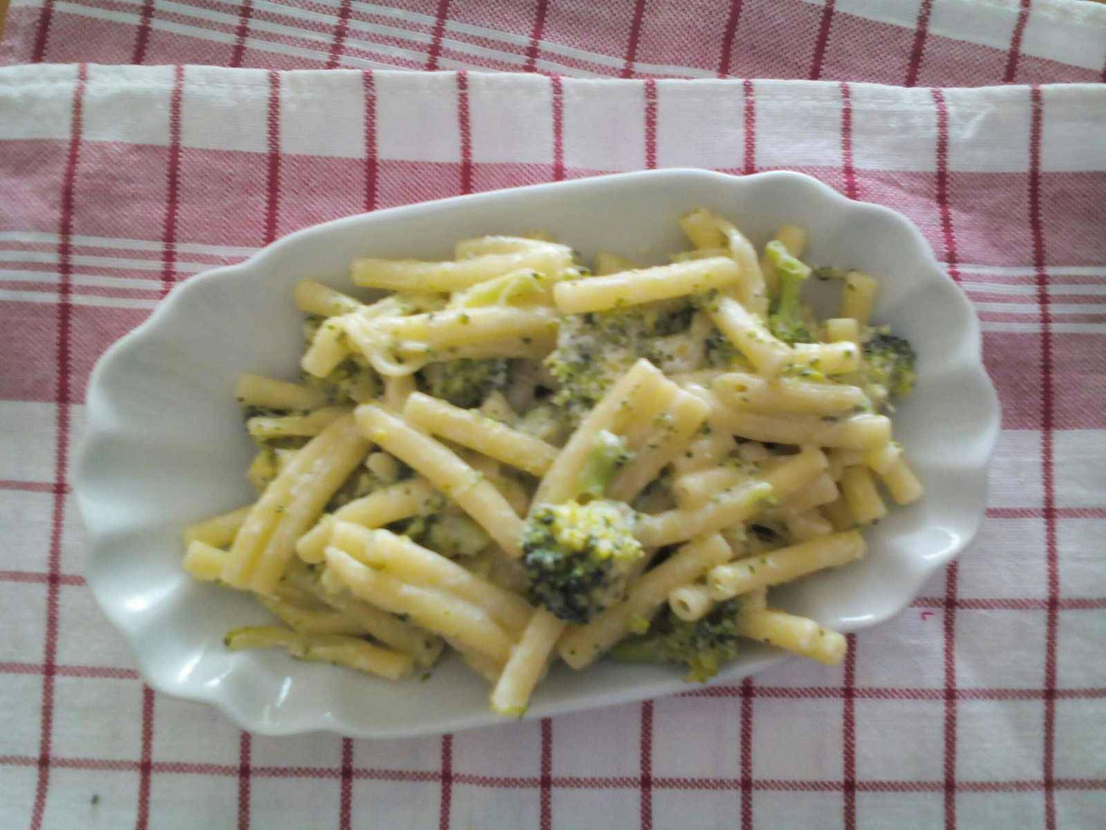 Makkaroni mit Brokkoli-Kapern-Soße Rezept - ichkoche.ch Makkaroni mit Brokkoli-Kapern-Soße Rezept - ichkoche.ch