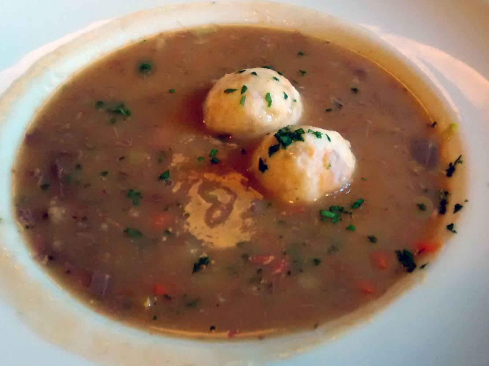 Ganslsuppe mit Bröselknöderl