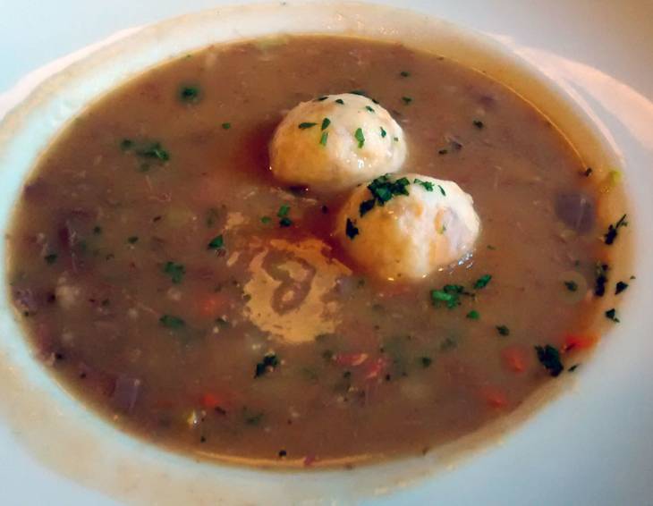 Ganslsuppe mit Bröselknöderl