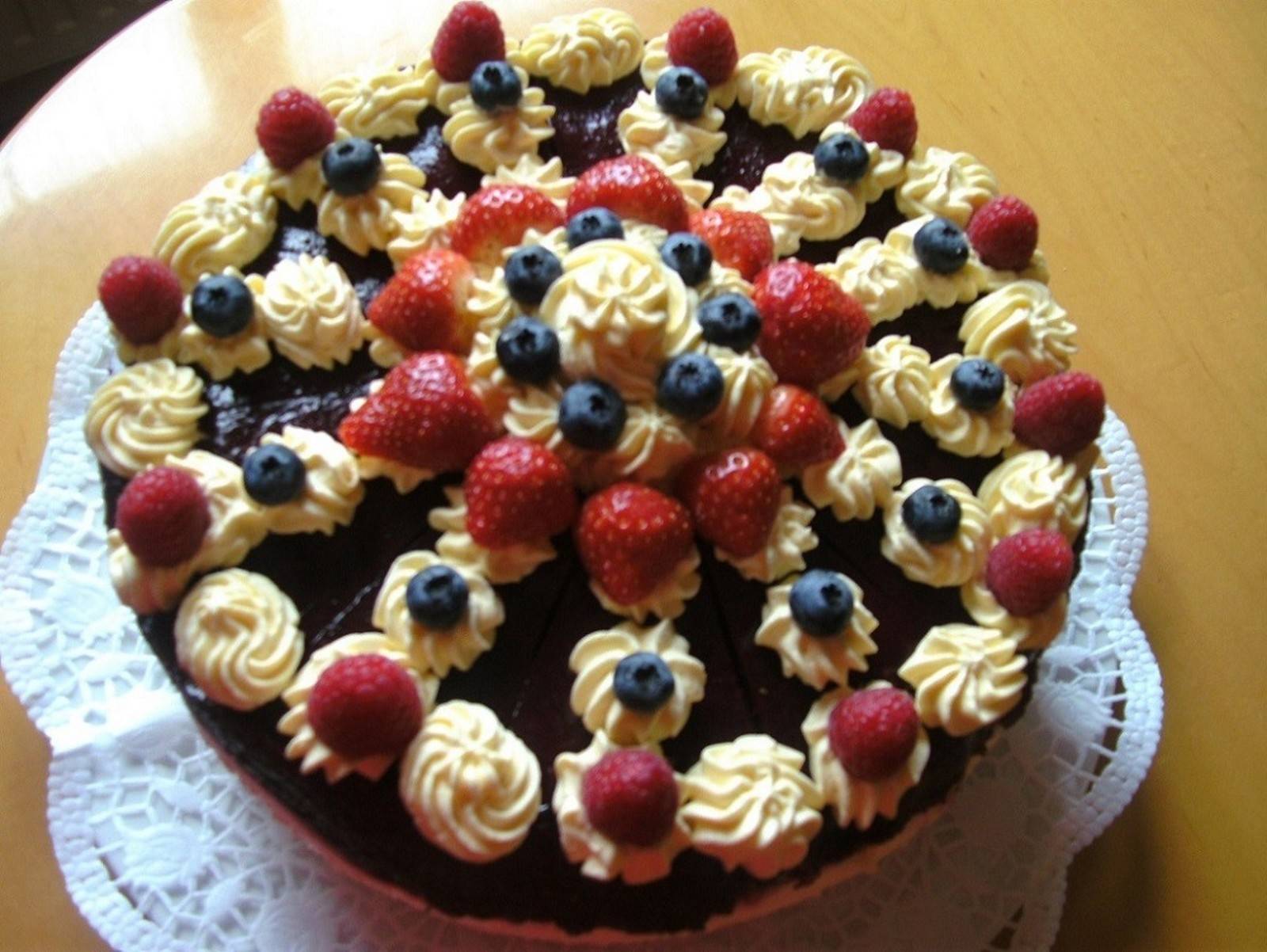 Fruchttorte mit Brandteigkrapferl Rezept - ichkoche.de Fruchttorte mit Brandteigkrapferl Rezept - ichkoche.de