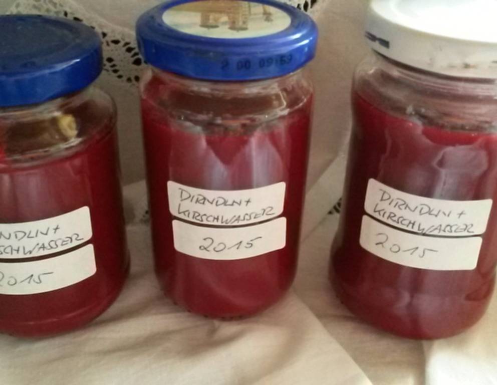 Dirndlmarmelade mit Kirschwasser Dirndlmarmelade mit Kirschwasser