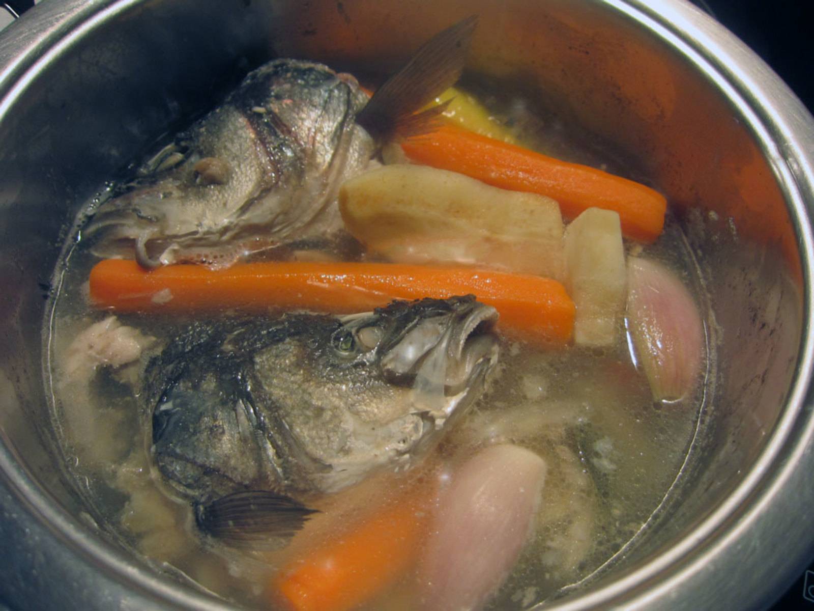 Fischfond - Grundrezept - ichkoche.ch