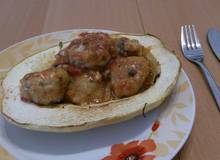 Spaghettikürbis mit Fleischbällchen in Paradeissauce Spaghettikürbis mit Fleischbällchen in Paradeissauce