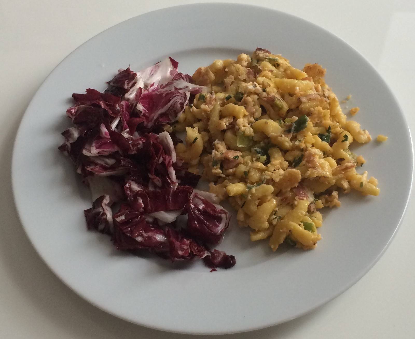 Eierspätzle mit Frühlingszwiebeln und Speck Rezept - ichkoche.de