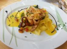 Gebratenes Huhn mit Senf-Specksauce und Nudeln Gebratenes Huhn mit Senf-Specksauce und Nudeln