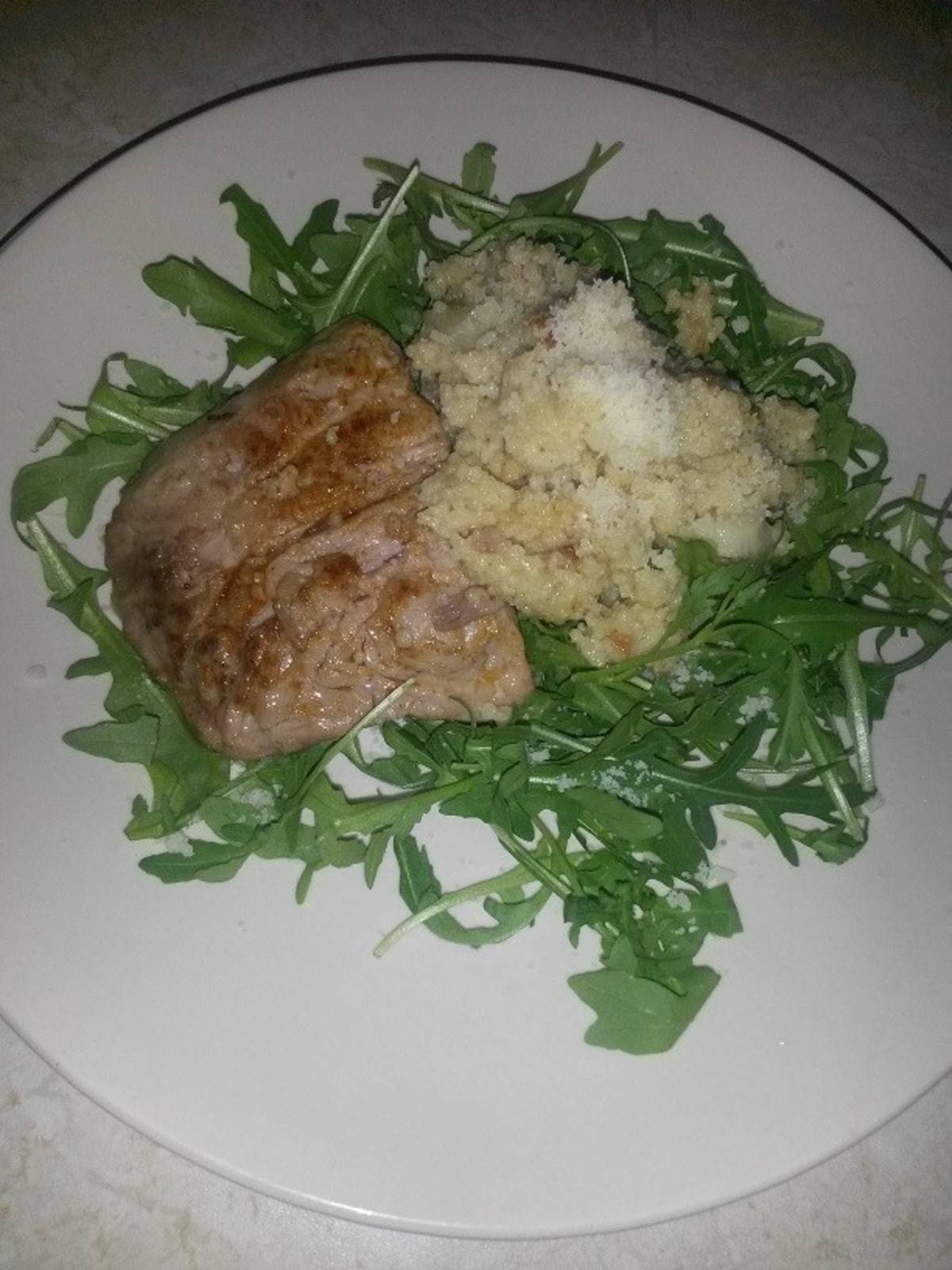 Welsfilet mit Hirse auf Rucola