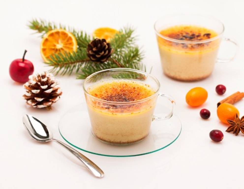 Crème brûlée mit weihnachtlichen Aromen